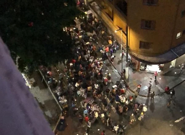 Imagem colorida, noturna, mostra concentração de pessoas vistas do alto em esquina na Cracolândia, centro de São Paulo - Metrópoles