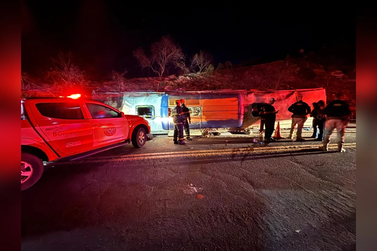 Ônibus de turismo ficou destruído após tombar na BR-262, no Espírito Santo; três pessoas morreram Ônibus de turismo ficou destruído após tombar na BR-262, no Espírito Santo; três pessoas morreram