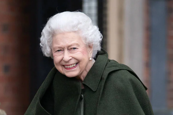 Rainha surge sorridente em 1ª aparição do ano do Jubileu de Platina