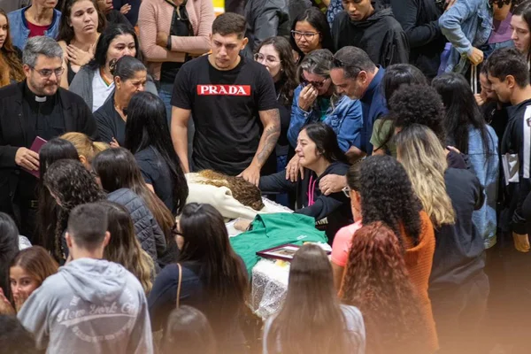 Amigos e parentes dão último adeus a jovens mortos em acidente no Entorno