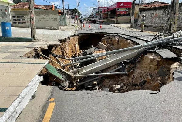 Chuva abre cratera e poste é “engolido” em avenida de João Pessoa