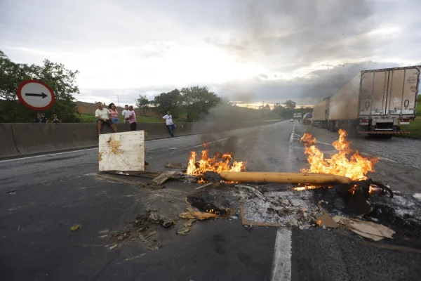 Governo aciona AGU após ameaça de paralisação dos caminhoneiros - destaque galeria