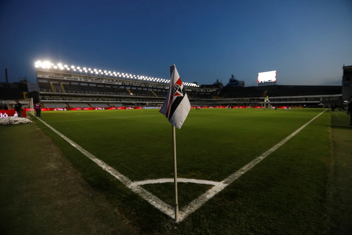Foto colorida da Vila Belmiro, preparada para receber o São Paulo, em 2023 - Metrópoles