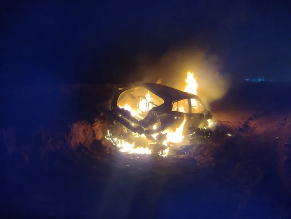 carcaça de carro pegando fogo