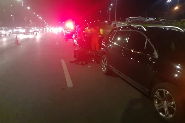 DF: motociclista atropela jovem, perde controle e bate em carros