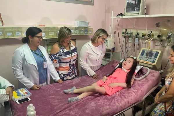 Menina com doença degenerativa deixa hospital após 12 anos