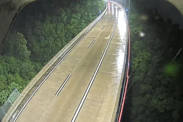 A concessionária informou que volume de chuvas ultrapassou limites de segurança. Operação comboio foi implantada na Serra Nova da Tamoios - Metrópoles