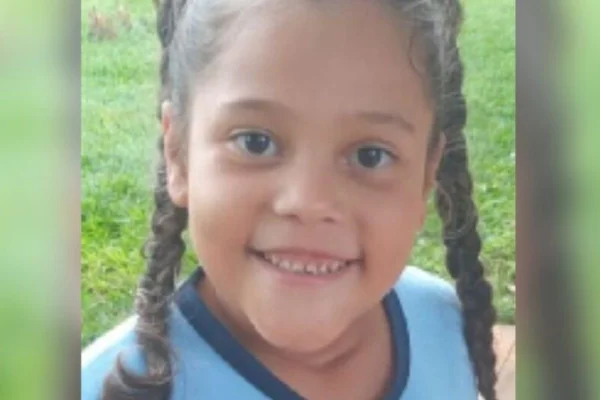 Imagem colorida de criança que morreu em Campo Grande após ser picada por aranha - Metrópoles