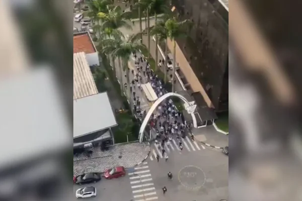 Foto colorida da invasão da torcida do Corithians no Parque São Jorge, sede do clube - Metrópoles