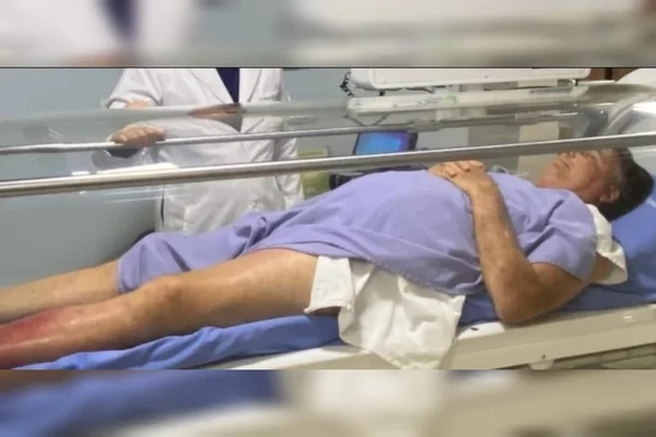 Foto mostra Jair Bolsonaro em uma espécie de tubo de vidro internado em hospital por erisipela