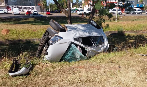 Carro prato capotado em canteiro central da EPNB