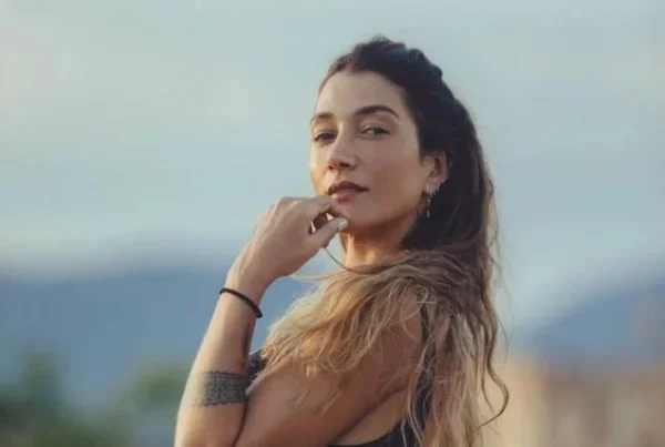 Gabriela Pugliesi, blogueira Fitness. Ela tem longos cabelos loiros e olhos claros - Metrópoles