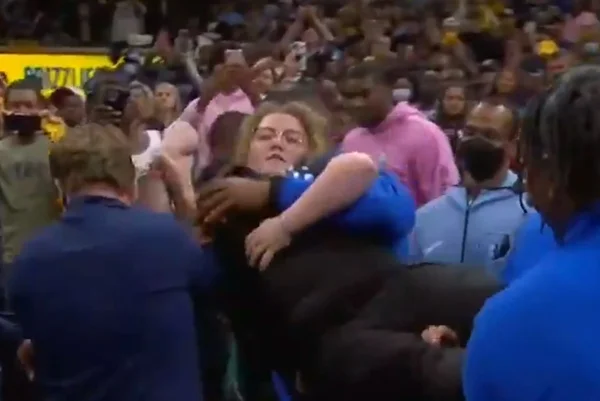 Jogo da NBA tem novo protesto com mulher acorrentada à tabela