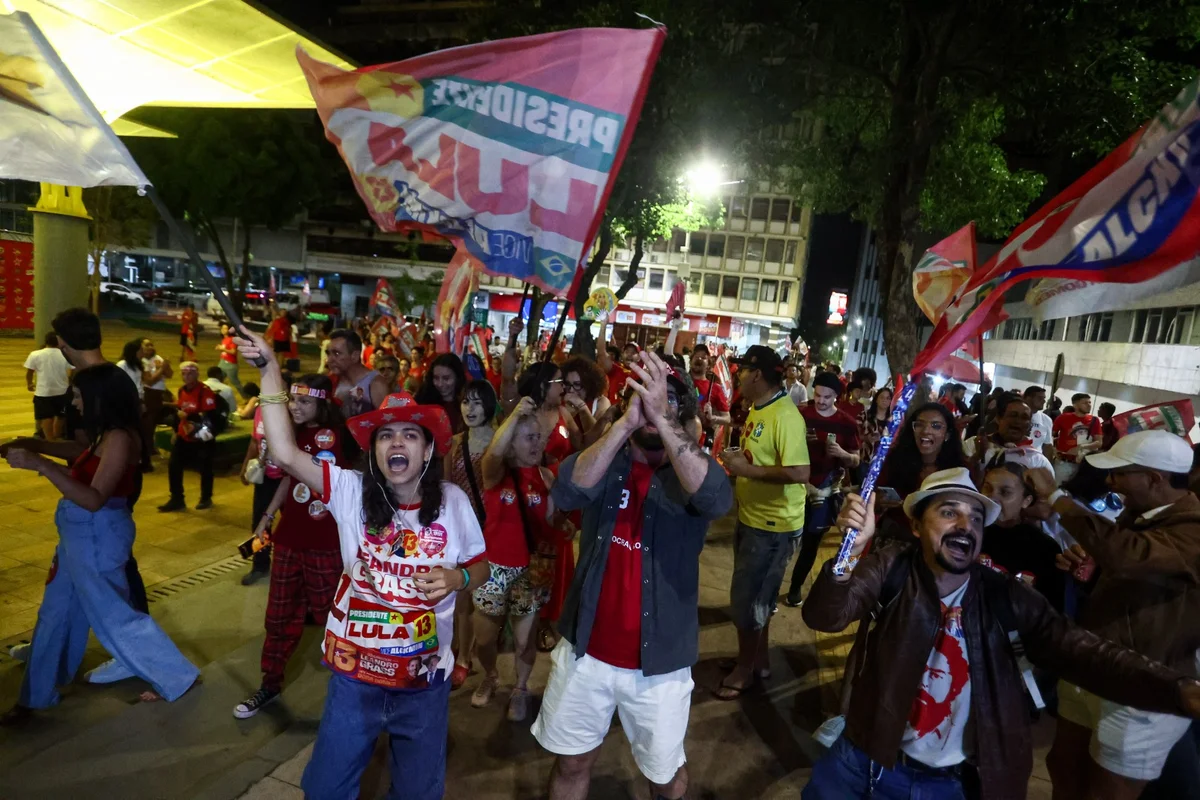 Apoiadores de Grass se reúnem para comemorar segundo turno das eleições no GDF
