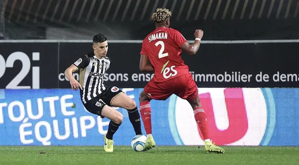 Angers vence em casa e reduz vantagem do PSG na liderança