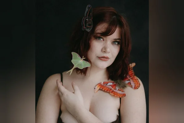 Foto mostra mulher branca jovem de cabelos ruivos. Ela é Alyssa Davison, mulher que possui hipersonia idiopatica, doença da preguiça constante - Metrópoles