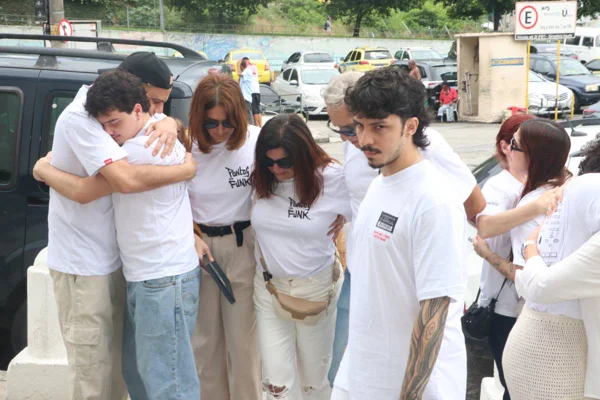 Família de João Rebello emocionada em velório do ex-ator - Metrópoles