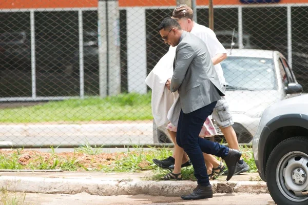 Mãe biológica se apresenta à polícia e leva menina Thaissa