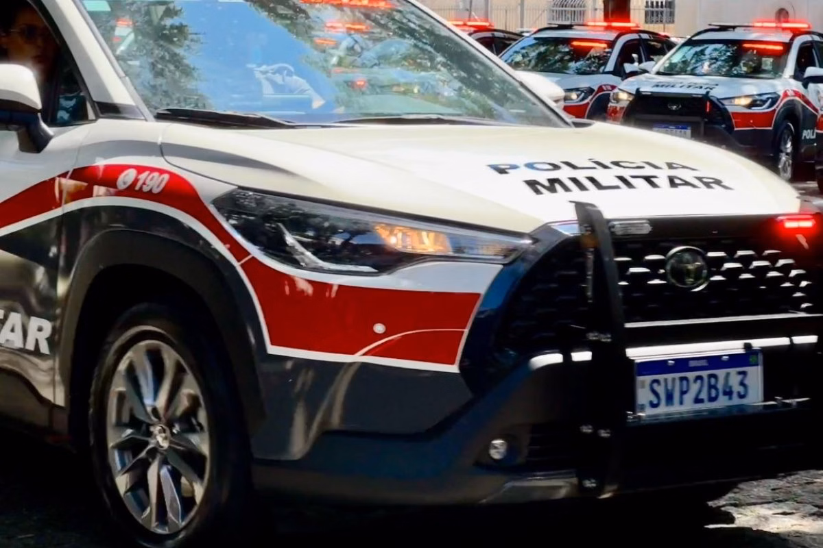 Polícia prende motorista bêbada após acidente na zona sul de SP 3 Viaturas da PM de São Paulo
