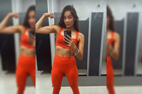 mulher fazendo selfie com roupa de ginástica