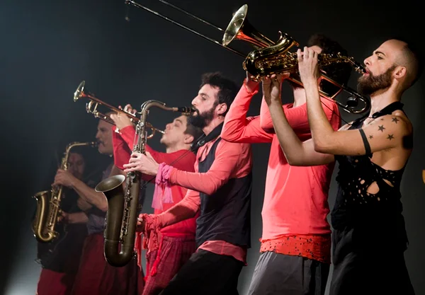 Espetáculo “Auê” faz homenagem à música brasileira na Caixa Cultural