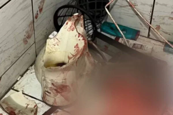 Foto colorida de banheiro onde mulher sofreu acidente em Goiás - Metrópoles