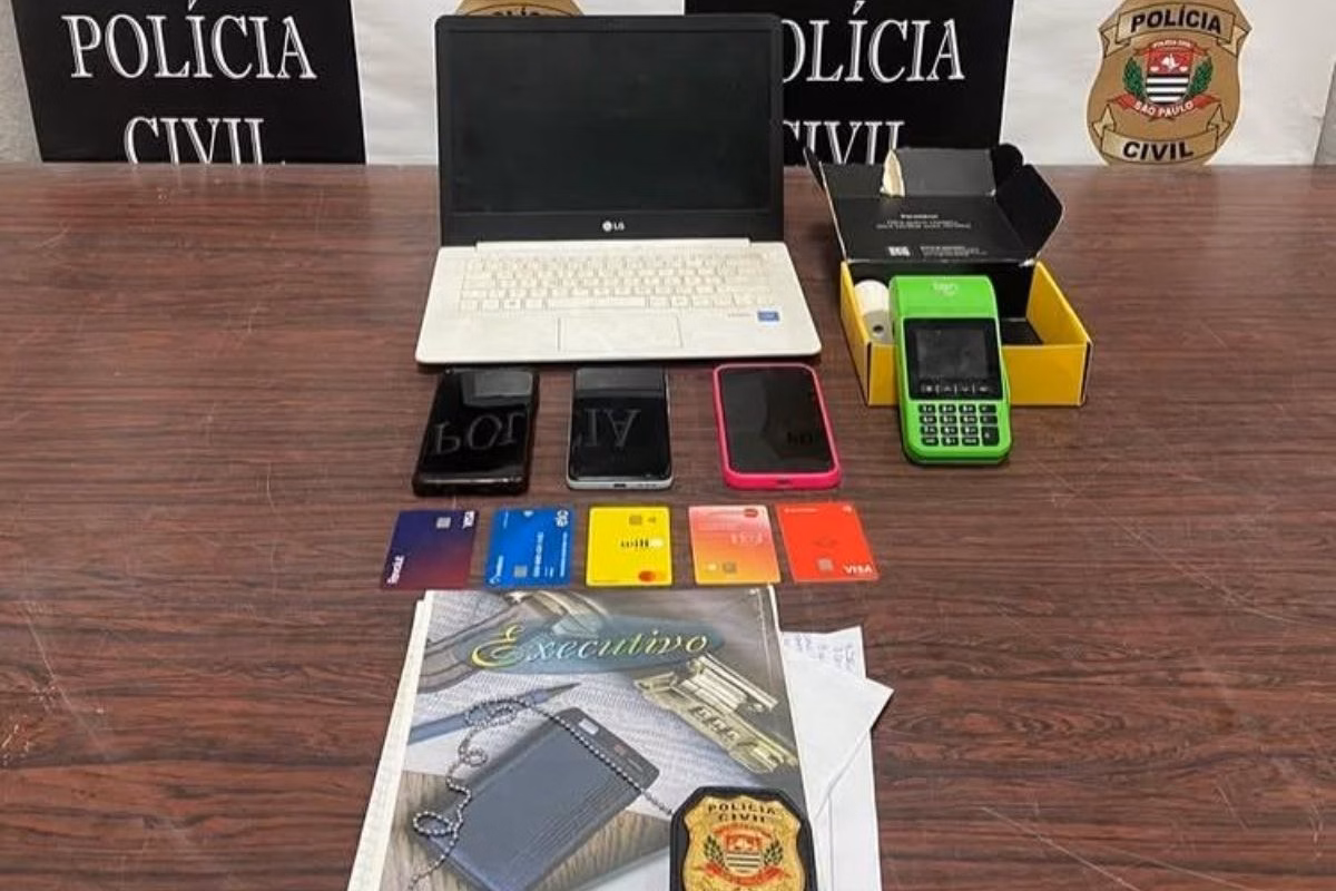 Imagem colorida mostra celulares, computador e outros materiais apreendidos. Metrópoles