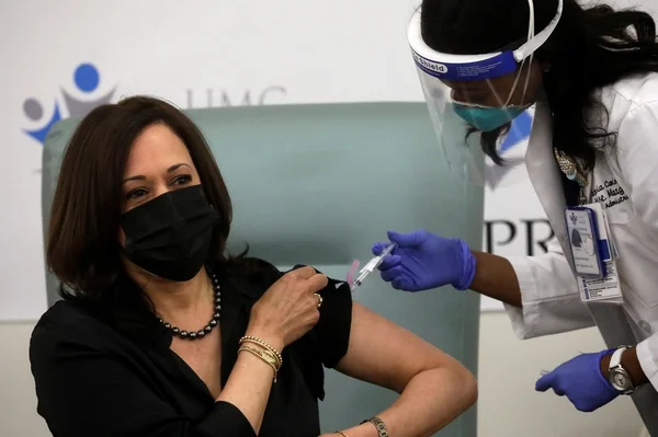 Kamala Harris recebe vacina contra Covid-19 em transmissão ao vivo