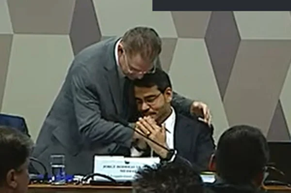 Líder do PL abraça Messias e dá conselho ao pé do ouvido