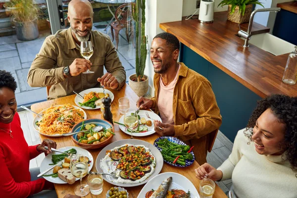 Imagem colorida de familia feliz comendo - Metrópoles