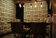 Arquiteto Eduardo Sáinz apresenta escritório e bar intimista - imagem 6