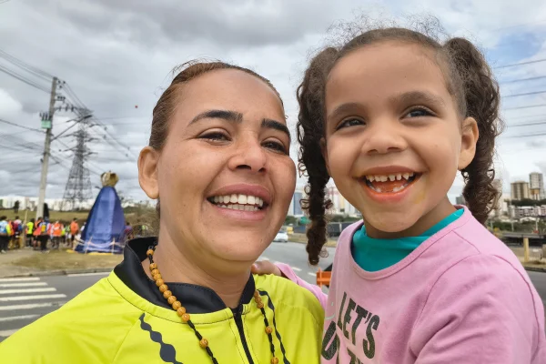 Imagem mostra mãe e filha em romaria - Metrópoles