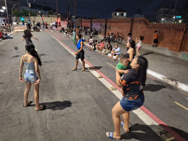 Imagem colorida mostra crianças brincando em rua perto da Cracolândia, no centro de São Paulo - Metrópoles