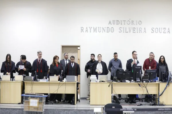 Imagem colorida, audiência de caso,mesa com juízes e advogados - Metrópoles