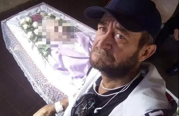 Filho desabafa após velar a mãe sozinho e emociona a web
