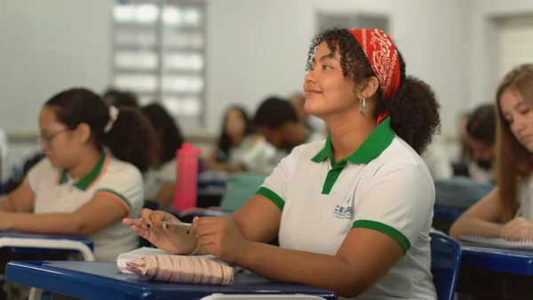 Fotografia colorida mostrando estudante em sala de aula-Metrópoles