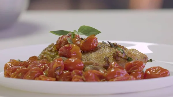 Cozinha de Solteiro: receita de coxa e sobrecoxa com tomates ao forno