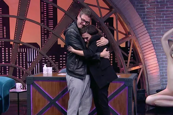 Fábio Porchat e Tatá Werneck se abraçam no Lady Night - Metrópoles