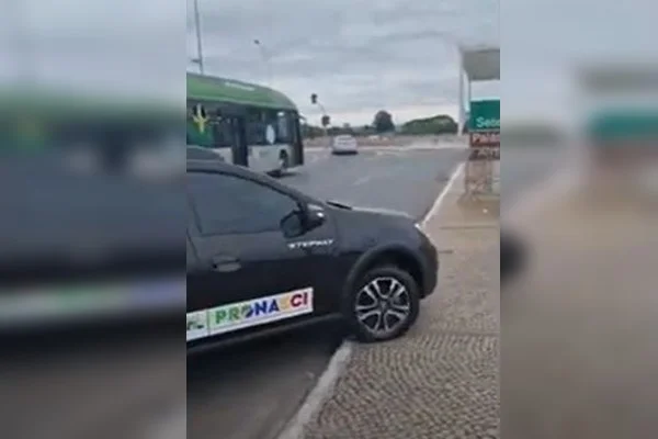 Fotografia colorida de carro subindo em calçada