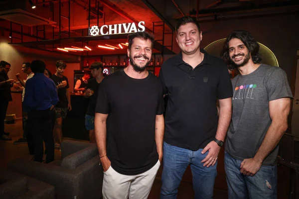 Grupo R2 e mercado Mané realizam ação animada com drinques da Chivas