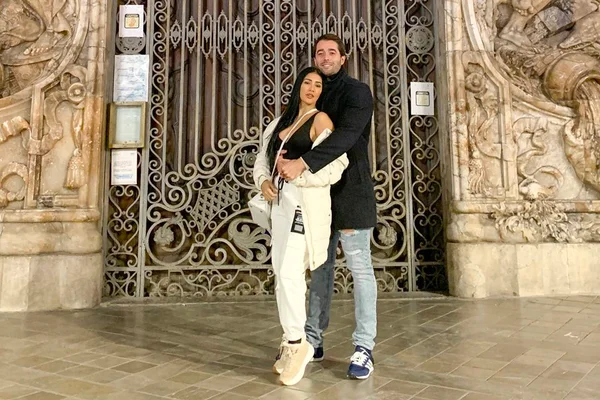 Simaria e o esposo posam para foto na Espanha