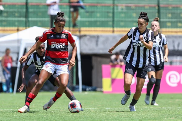 Imagem colorida das jogadoras do Botafogo e Flamengo -Metrópoles