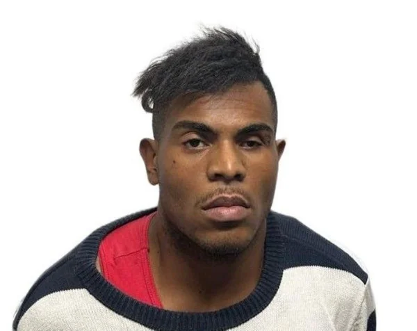 Imagem de homem negro com blusa azul e branca e cabelo penteado para o lado - Metrópoles