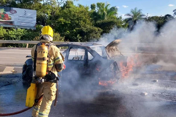 Imagens: carro em movimento pega fogo na Ponte do Bragueto