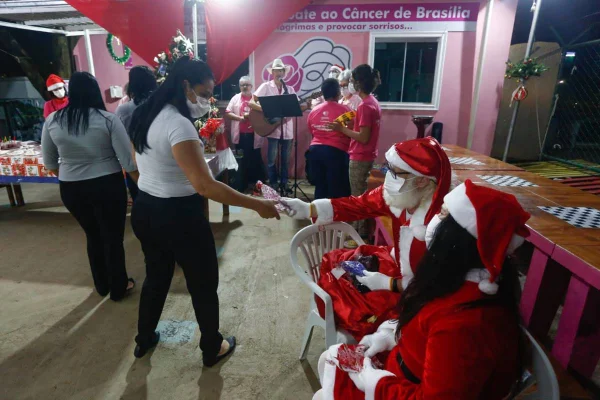 Voluntários levam festa de Natal a pacientes do Hospital de Base do DF