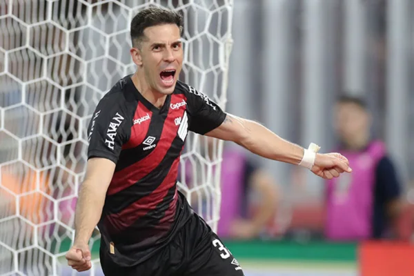 Foto colorida do Athletico-PR - Metrópoles