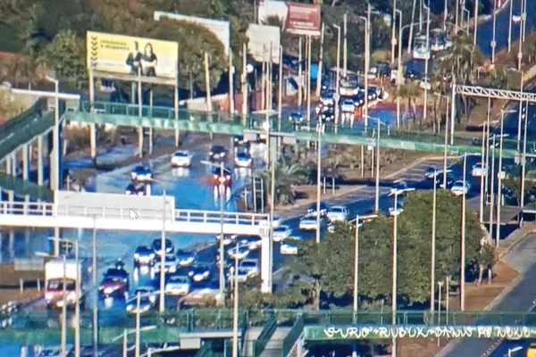 Após adutora se romper novamente, trânsito segue complicado na EPTG