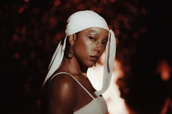 Negra Li lança música Comando: “Salve ao passado e brinde ao futuro”
