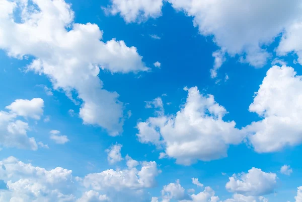 céu azul e fundo de natureza de nuvem branca. Lindas nuvens no céu azul.