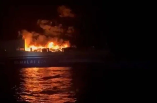 Navio em chamas a caminho da Itália